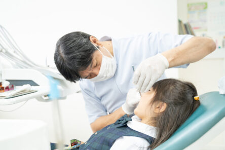 歯科医者と患者　治療風景